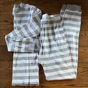 Striped Gray and White Ling-Sleeved Hanna Andersson Kids Pajamas. 150cm US 12